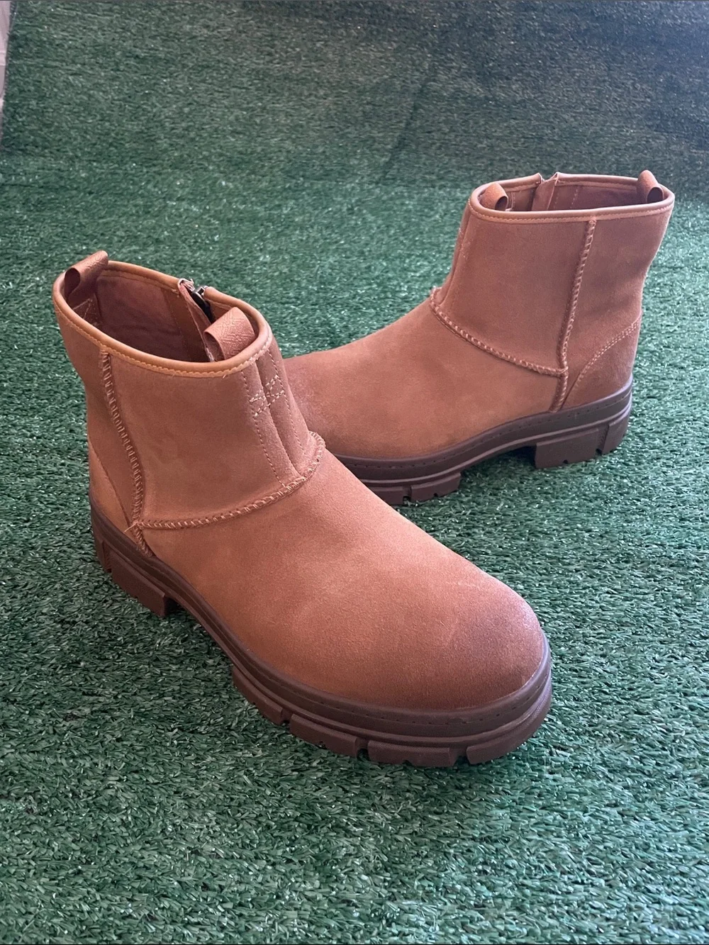 UGG Men’s Size 9 Skyview Classic Pull On Boots Chestnut Suede Waterproof 1135017